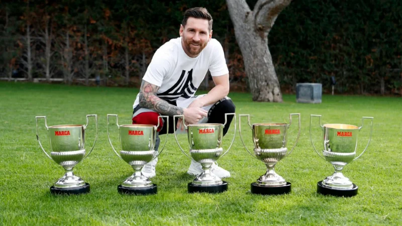 Golden players receive the World Pichichi Cup